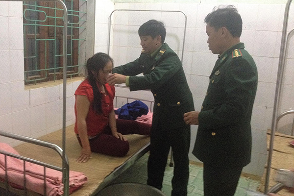 Mâu thuẫn với chồng, vợ ăn lá ngón tự tử