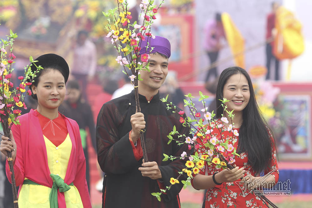 Phó Thủ tướng Trương Hòa Bình xuống đồng cày ruộng ở lễ Tịch điền