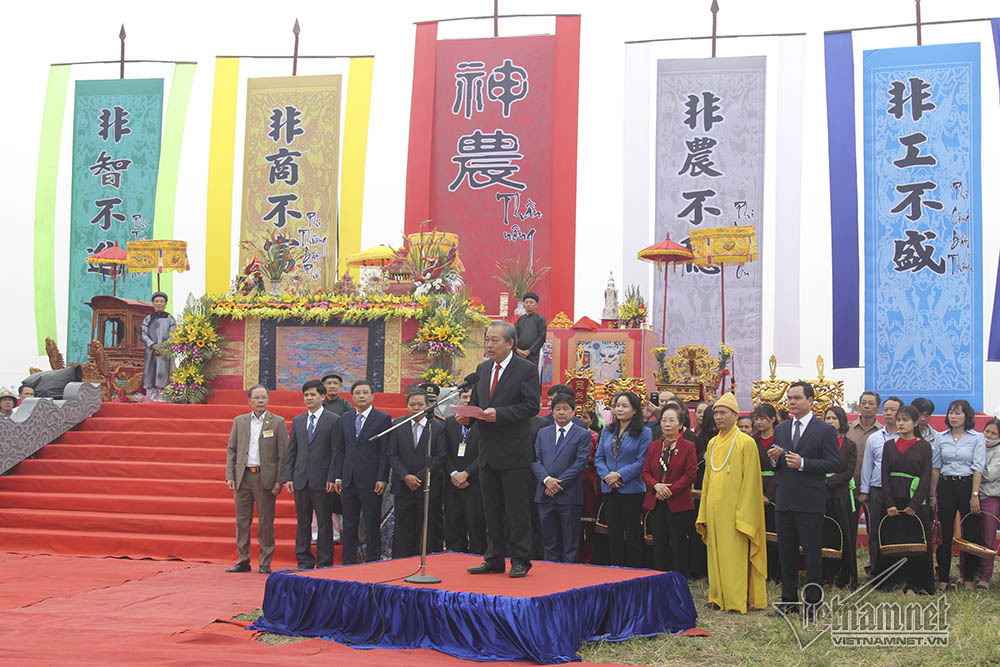 Phó Thủ tướng Trương Hòa Bình xuống đồng cày ruộng ở lễ Tịch điền
