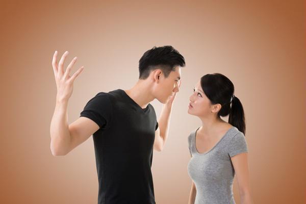 Chồng 'cấm' vợ đi làm, bị phạt bao nhiêu tiền?