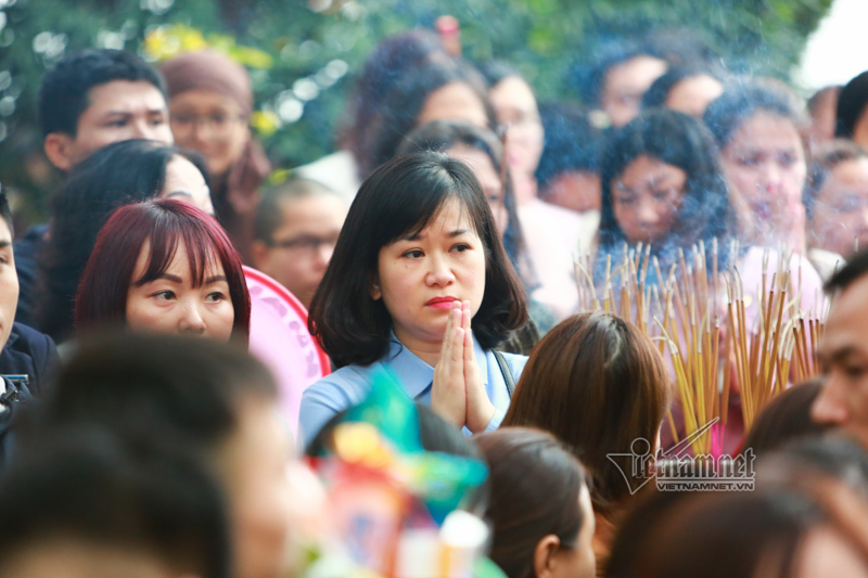 Mùng 7 Tết đi làm, trai thanh gái lịch vẫn chen chân lễ phủ Tây Hồ