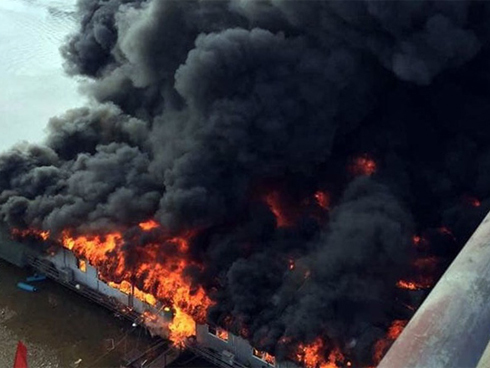 Cận cảnh biển lửa thiêu rụi nhà hàng nổi trên sông Lô ngày mùng 6 Tết