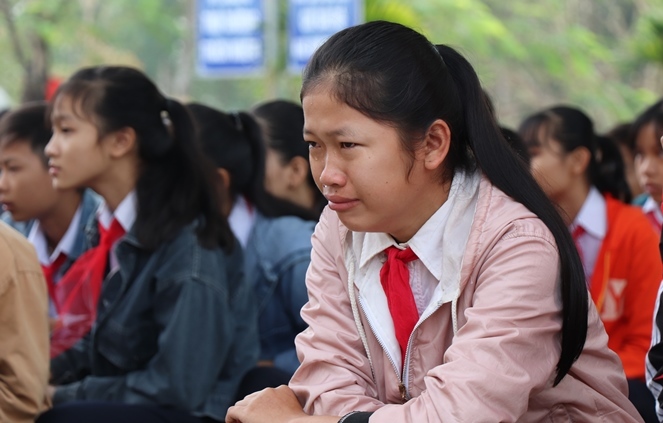 Buổi chào cờ đẫm nước mắt ở ngôi trường có 6 học sinh chết đuối