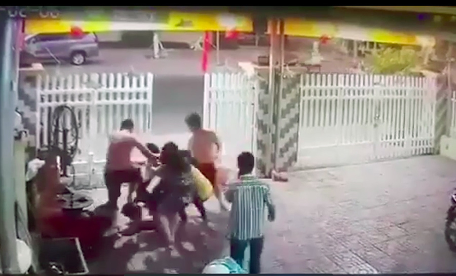 2 công an say xỉn đánh người dân sụp sống mũi