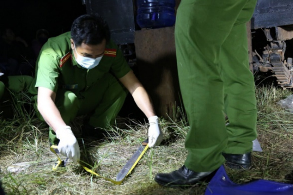 Nghi án chồng chém chết vợ rồi đâm vào bụng tự vẫn