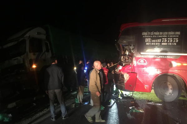 Đấu đầu xe tải, xe khách chở 4 người văng ra vệ đường