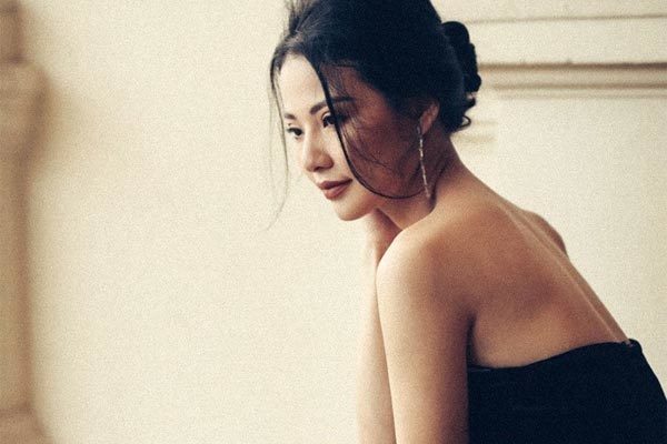 Hoa hậu Trần Thị Quỳnh khoe vai trần mong manh