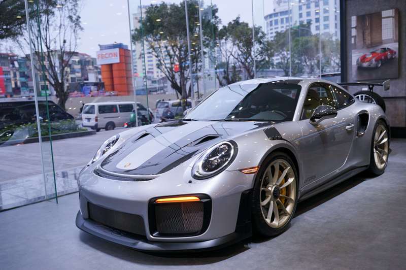 Đại gia Lê Thanh Hiếu mua siêu xe Porsche đắt nhất Việt Nam