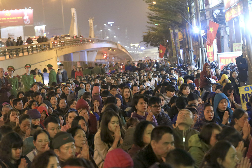 Sợ sao xấu, biển người tràn ra đường giải hạn ở chùa Phúc Khánh