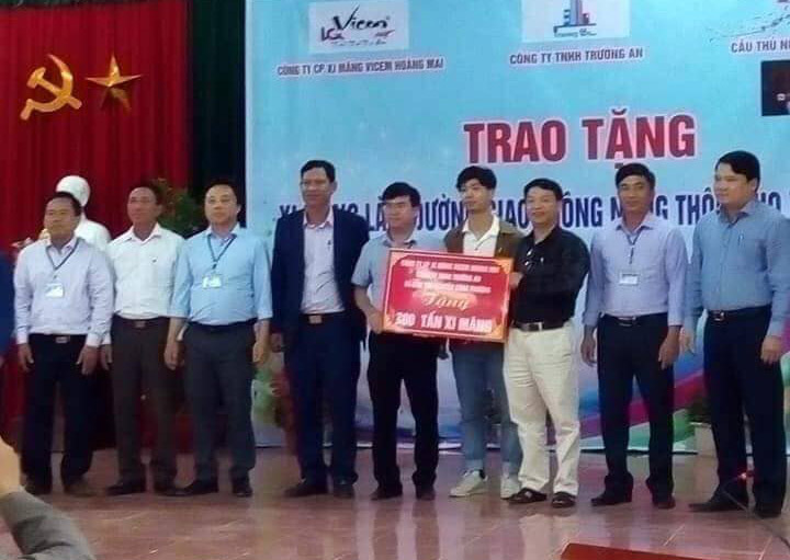 Công Phượng tặng 300 tấn xi măng cho quê nhà trước ngày đi Hàn Quốc