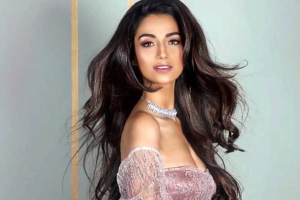 Sắc vóc cuốn hút người nhìn của Hoa hậu Ấn Độ đẹp nhất thế giới 2018