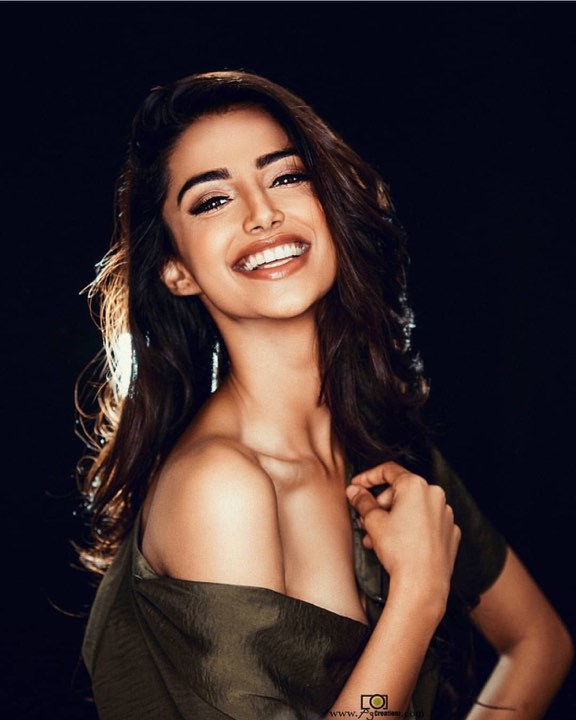 Sắc vóc cuốn hút người nhìn của Hoa hậu Ấn Độ đẹp nhất thế giới 2018