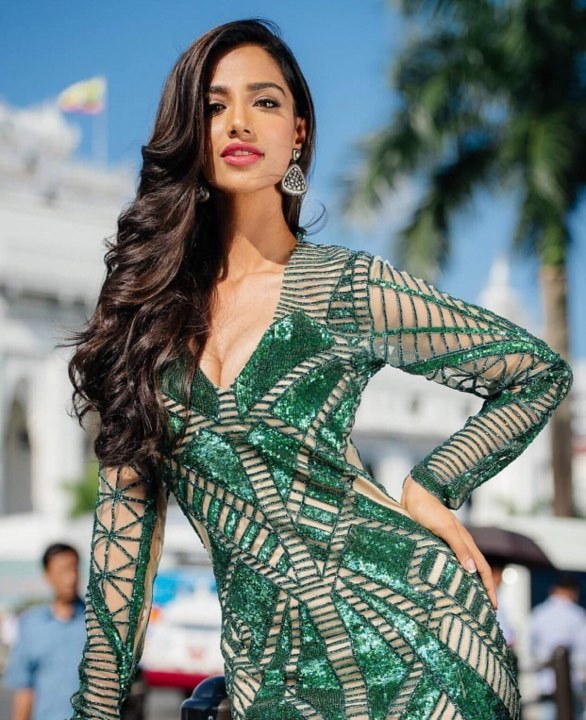 Ngắm nhan sắc vạn người mê của Hoa hậu Ấn Độ đẹp nhất thế giới 2018