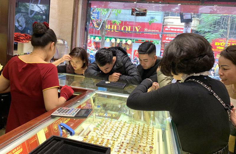 Kéo nhau đi mua vàng sớm, nhà buôn 'cháy hàng' trước vía Thần Tài