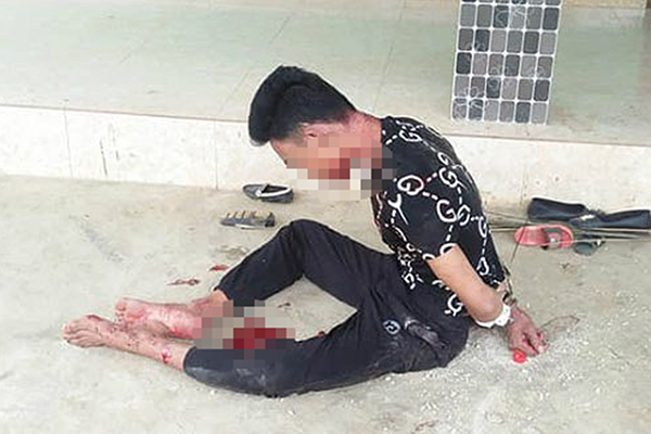 Nghệ An: Chồng ôm chặt vợ nằm bất động trên vũng máu