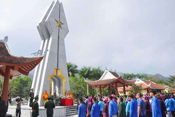 Cô giáo ở đài tưởng niệm Pò Hèn và lời nhắn nhủ của đồn phó liệt sĩ