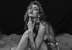 Gigi Hadid bán khỏa thân khoe vòng 1 lấp ló trên tạp chí