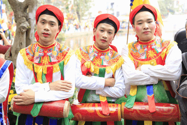 Trai xinh Hà Nội má phấn môi son, lả lơi giữa phố