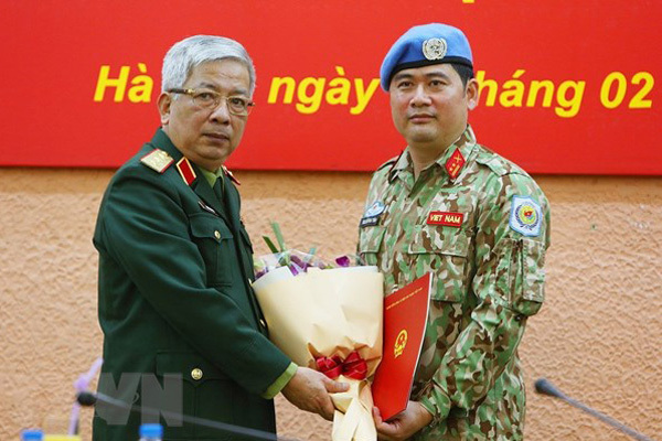 Trao quyết định của Chủ tịch nước cho sĩ quan làm nhiệm vụ tại Nam Sudan