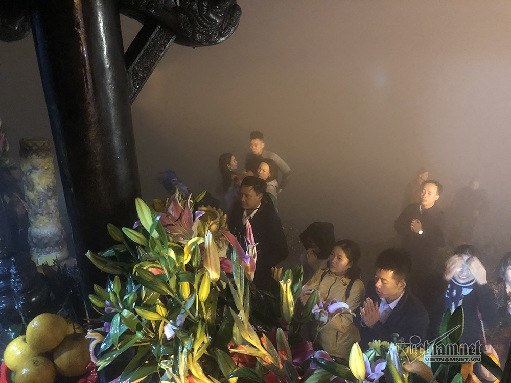 Nườm nượp du khách phơi sương xuyên đêm lễ chùa ở Yên Tử