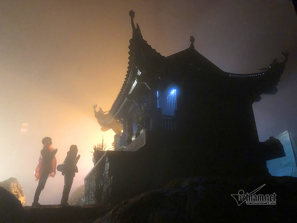 Nườm nượp du khách phơi sương xuyên đêm lễ chùa ở Yên Tử