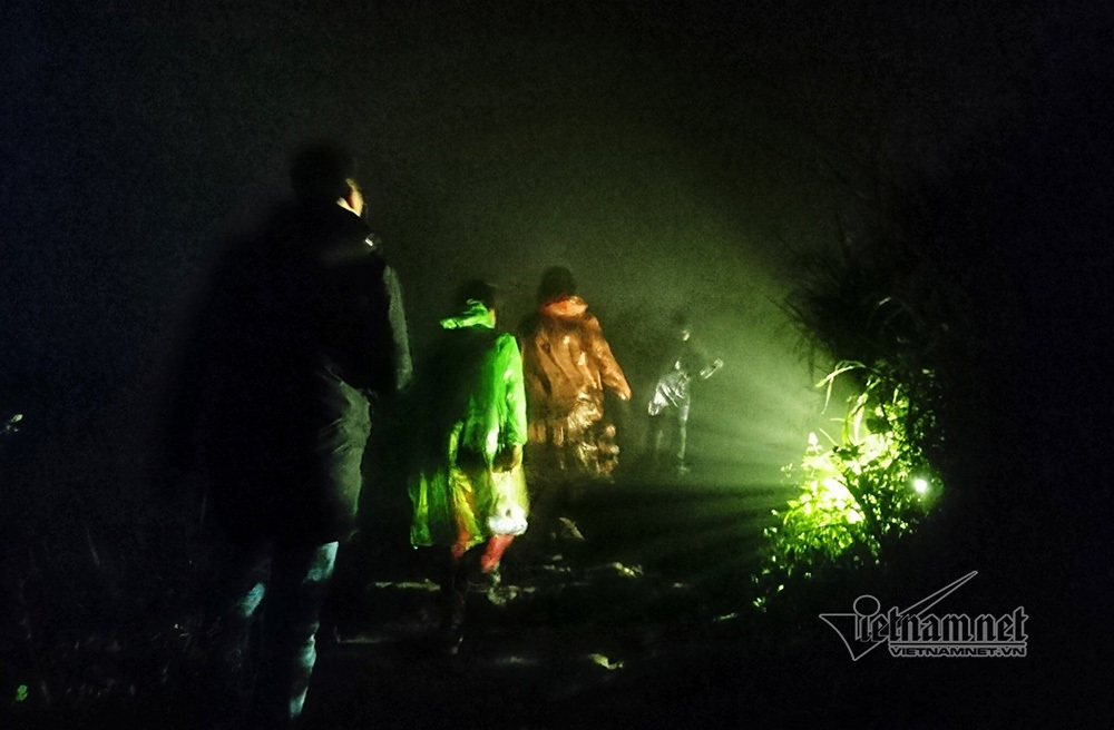 Nườm nượp du khách phơi sương xuyên đêm lễ chùa ở Yên Tử