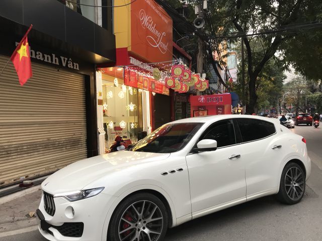 Đại gia đi siêu xe Maserati 7 tỷ đồng mua bao nhiêu vàng cầu may?