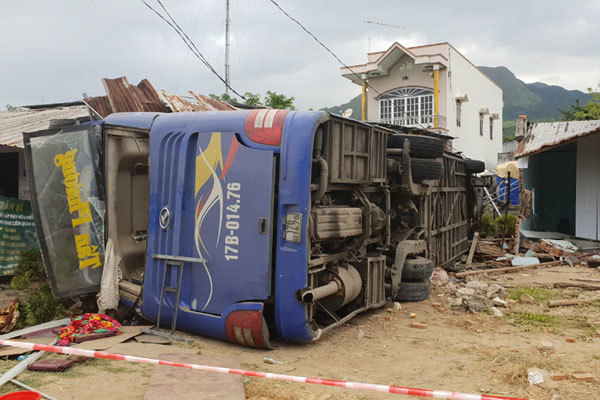 Nha Trang: Xe khách tông vào nhà dân, hàng chục người cấp cứu