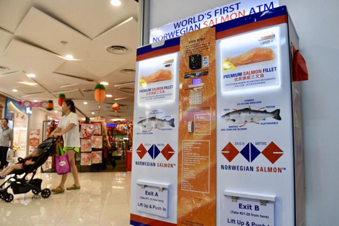 ATM rút ra cá hồi đầu tiên trên thế giới tại Singapore
