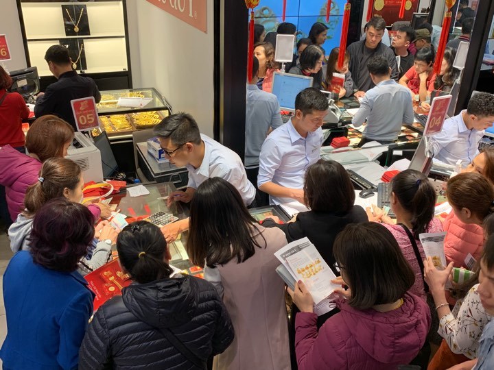 Hàng vạn lượng vàng hết vèo: Đại gia mua 40 chỉ, phố vàng hỗn loạn