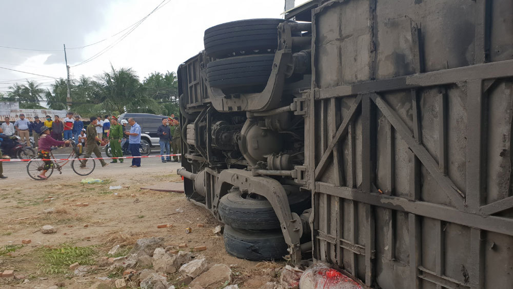 Nha Trang: Xe khách tông vào nhà dân, hàng chục người cấp cứu