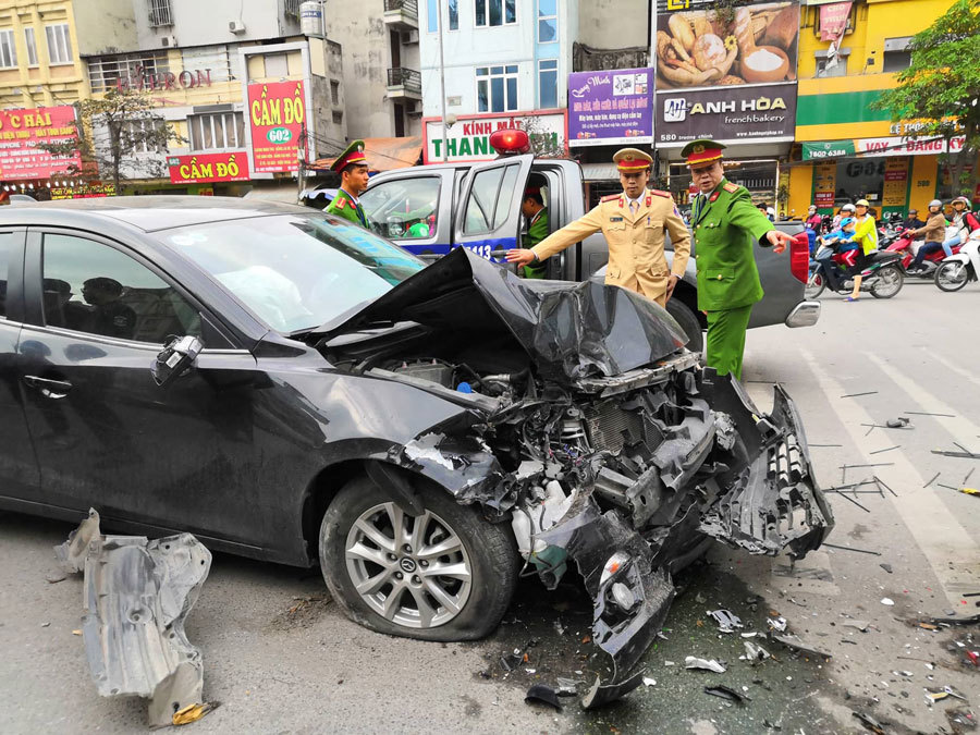 Ô tô đâm liên hoàn ở Ngã Tư Sở, 3 người bị thương