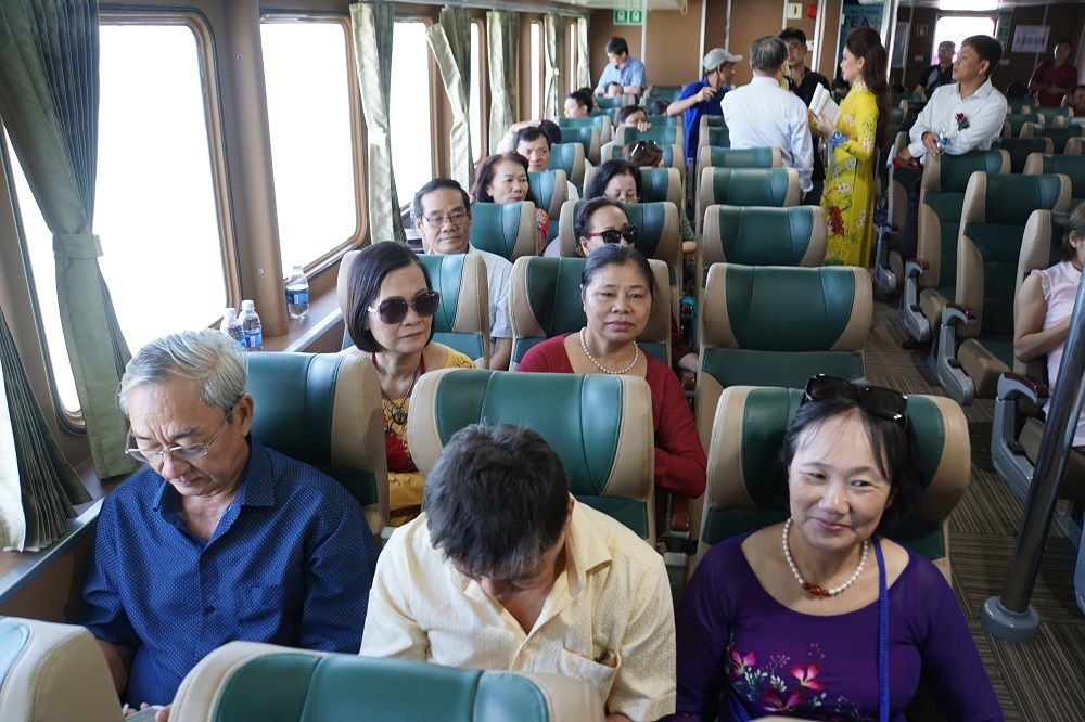 Hành khách thích thú lần đầu được đi tàu cao tốc hiện đại từ Vũng Tàu đi Côn Đảo 
