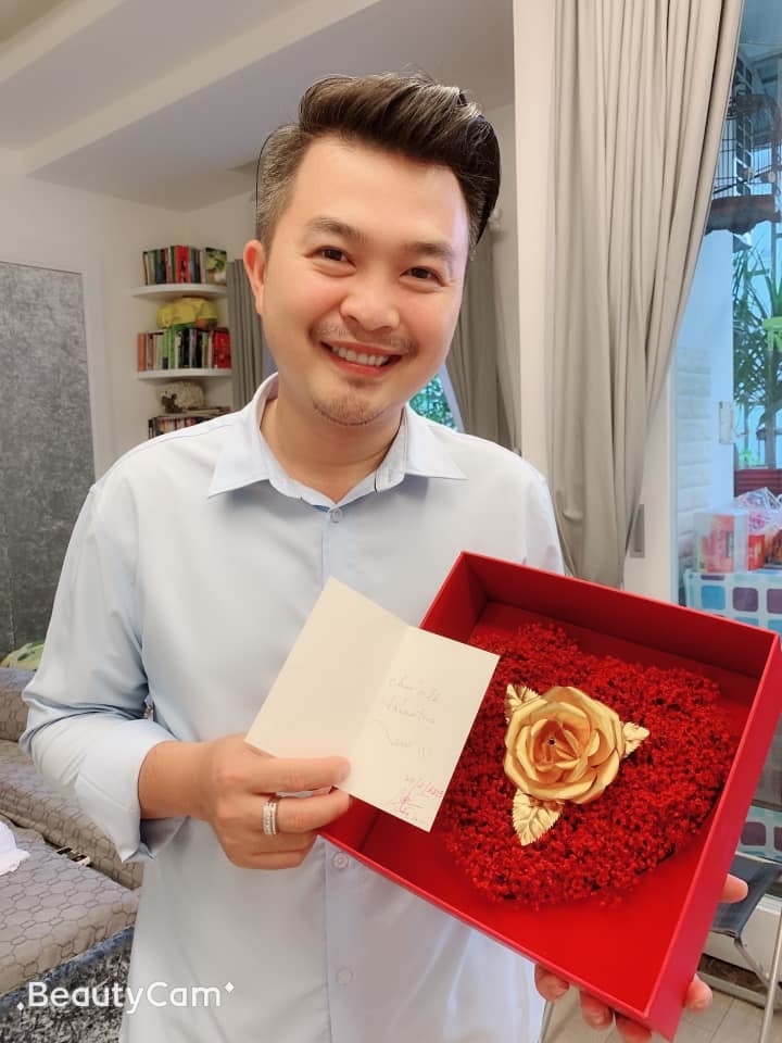 Phan Thị Mơ khoe nhẫn 5,5 tỷ, Kim Lý tặng hoa cho Hà Hồ ngày Valentine