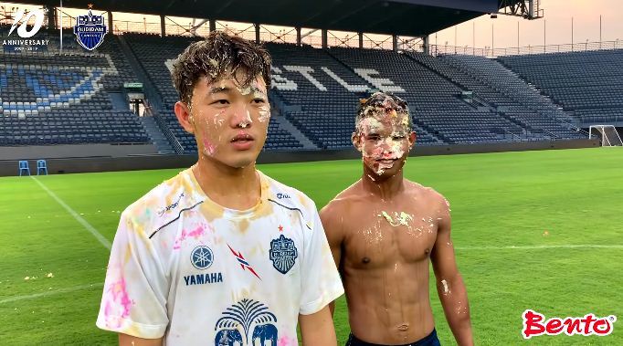 Xuân Trường bị đồng đội ở Buriram trét bánh lên mặt