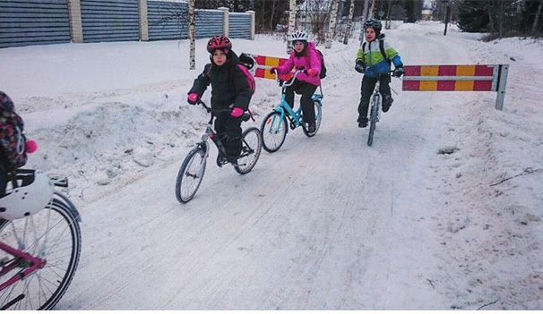 Những đứa trẻ đạp xe tới trường trong thời tiết -17 độ C