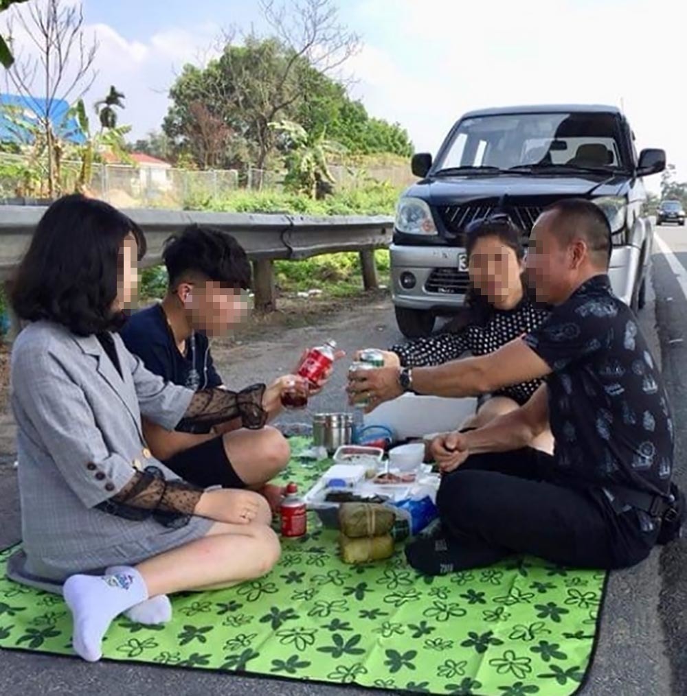 Mức phạt nào cho việc dừng xe ăn uống trên đường cao tốc?