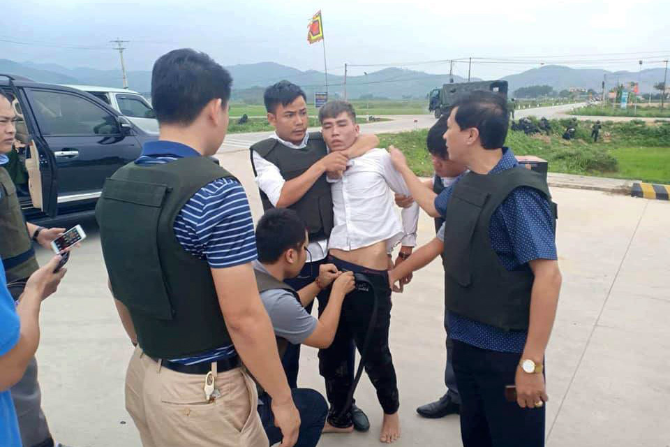 Hàng trăm cảnh sát vây ráp kẻ buôn ma túy ôm súng cố thủ trong xe