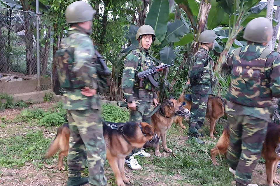 Trước phút quy hàng, kẻ buôn ma túy dí súng vào đầu đòi tự vẫn