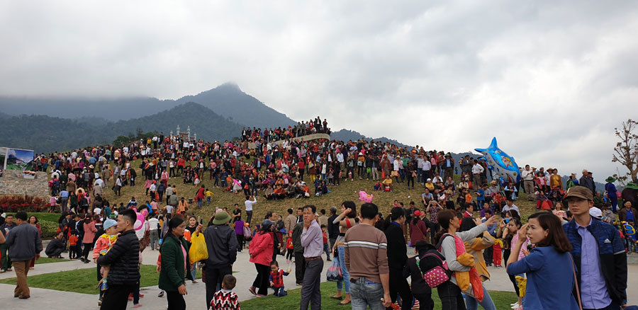 Hàng nghìn người đổ về Tây Yên Tử du xuân đầu năm mới