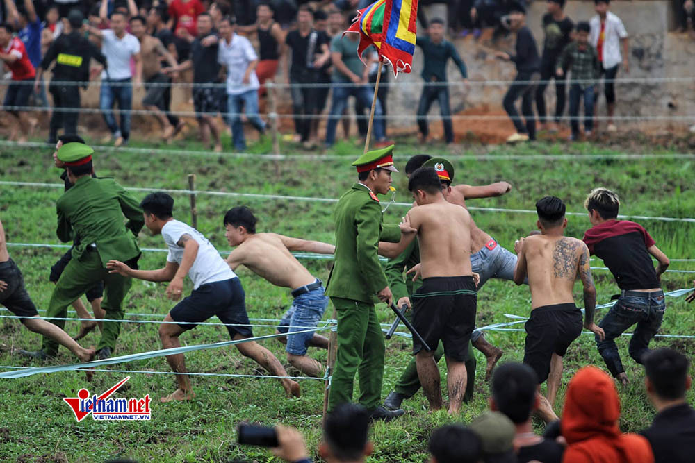 Trai làng xé rào hỗn chiến: Chủ tịch Hiền Quan thông báo dừng cướp phết