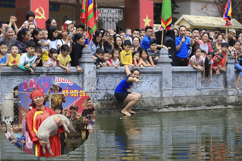 Vui nhất Hà Nội: Quý cô chơi trội nhảy ùm xuống ao, bịt mắt bắt lợn