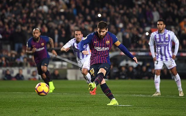 Đá hỏng 11m, Messi vẫn sắm vai người hùng Barca