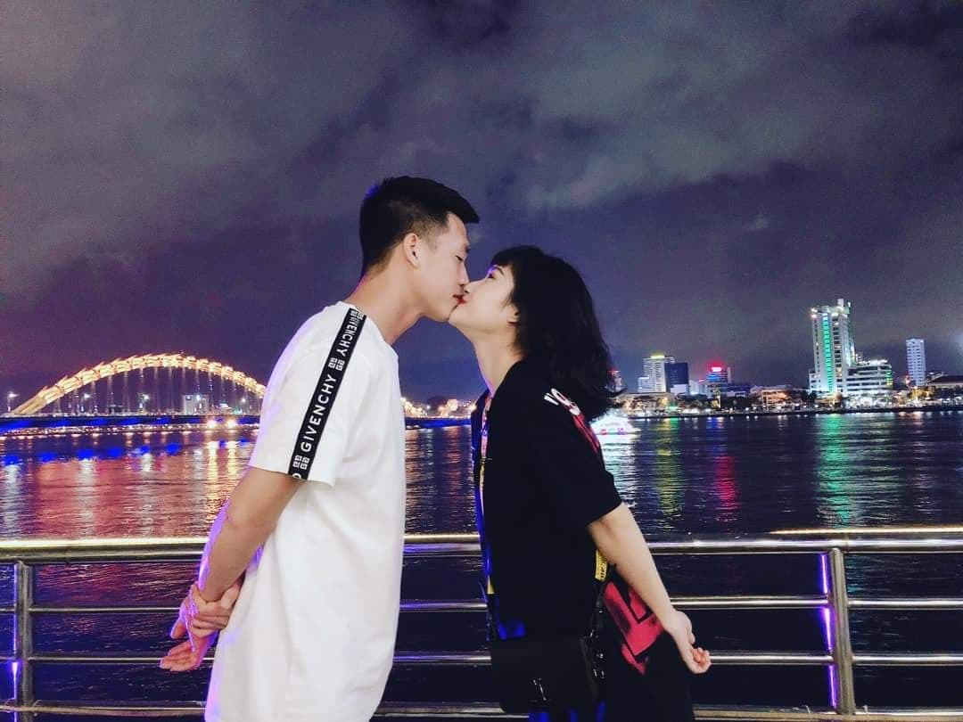 Cầu thủ Huy Hùng và bạn gái kỷ niệm 4 năm yêu nhau ở khách sạn hạng sang