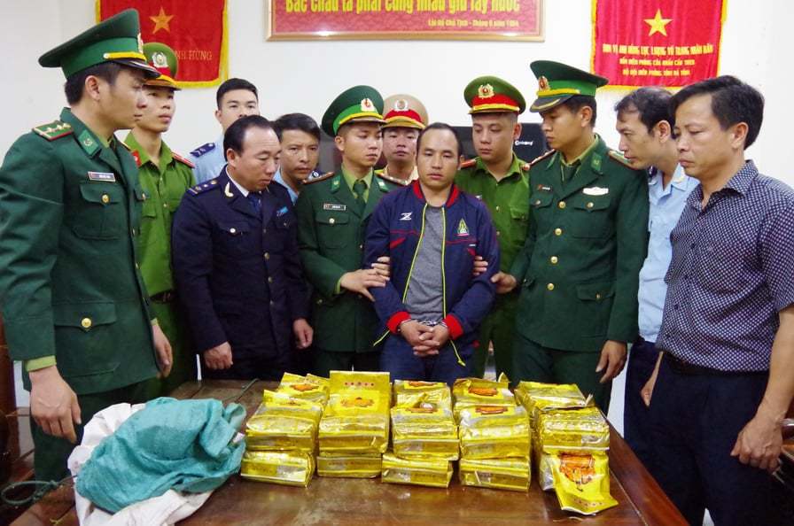 Hà Tĩnh: Bắt đối tượng vận chuyển gần 300kg ma túy đá