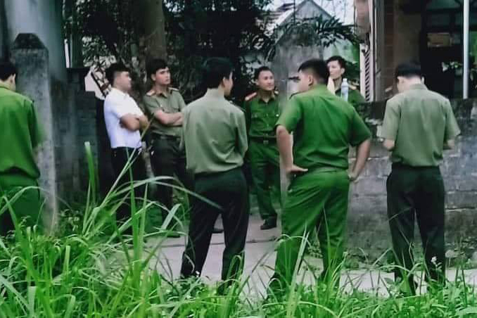 Bắt em họ kẻ buôn ma túy ôm súng và lựu đạn cố thủ