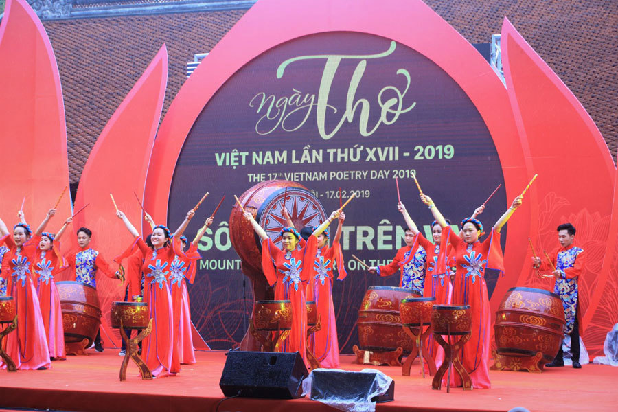 Ngày thơ Việt Nam với vận mệnh 'Sông núi trên vai'