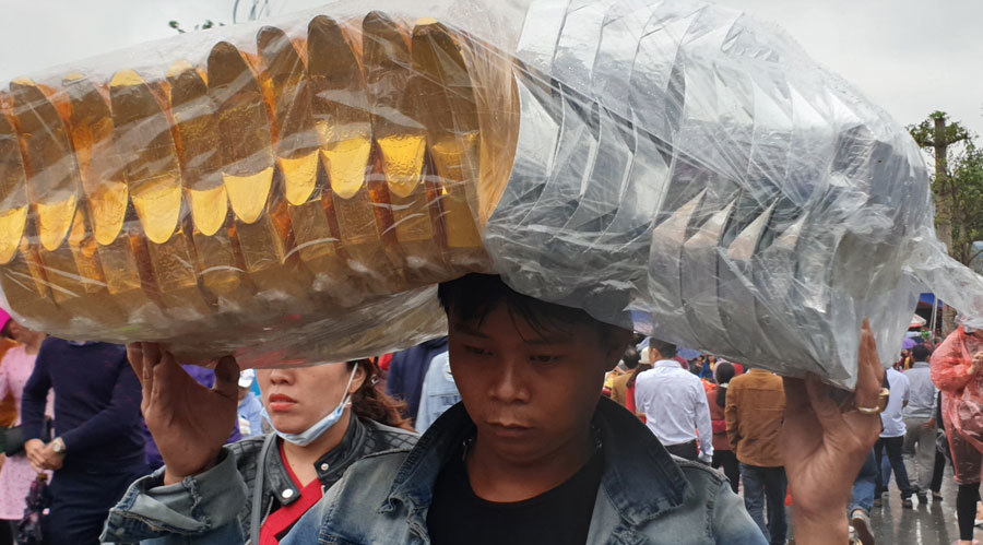 Ùn ùn khuân núi vàng, mâm bạc đi đốt 'vay' Bà Chúa Kho Ùn ùn khuân núi vàng, mâm bạc đi đốt 'vay' Bà Chúa Kho