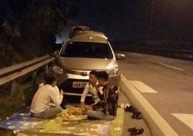 Liên tiếp 2 nhóm thanh niên dừng xe ngồi ăn trên cao tốc Nội Bài - Lào Cai
