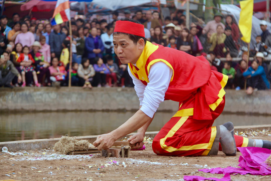 Kỳ lạ ngôi làng kiêng kị không cho phụ nữ tham gia Lễ hội